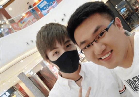 小智与小漠在英雄联盟中的关系是什么？
