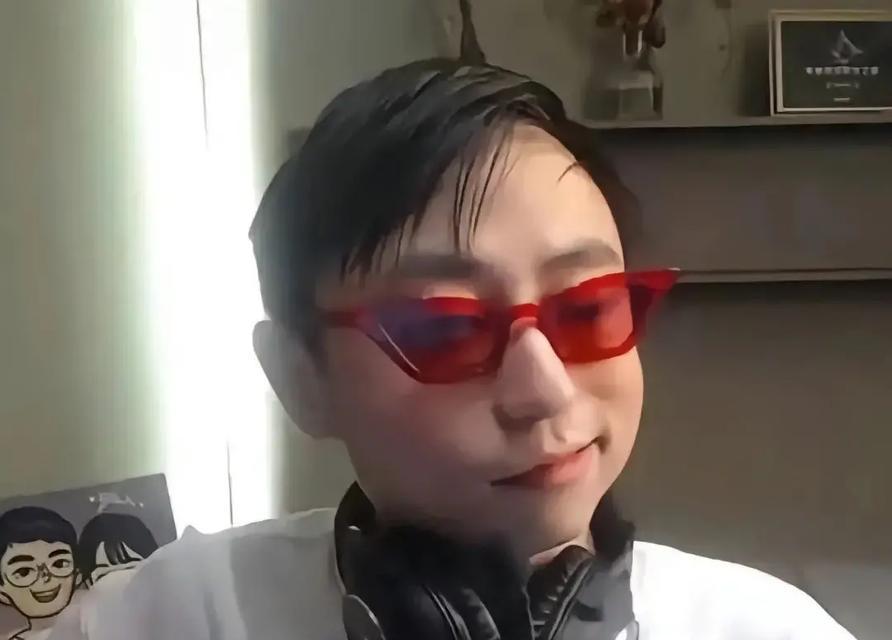 水晶哥原名是什么？为何改名？