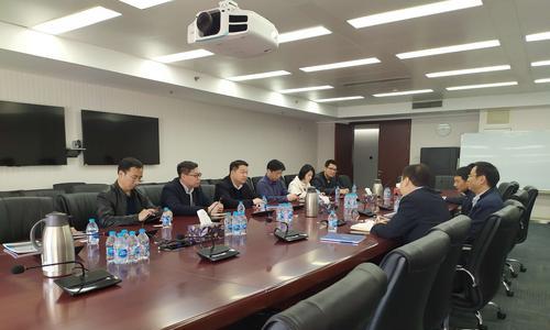 镇宇父亲地下城生活的原因是什么？